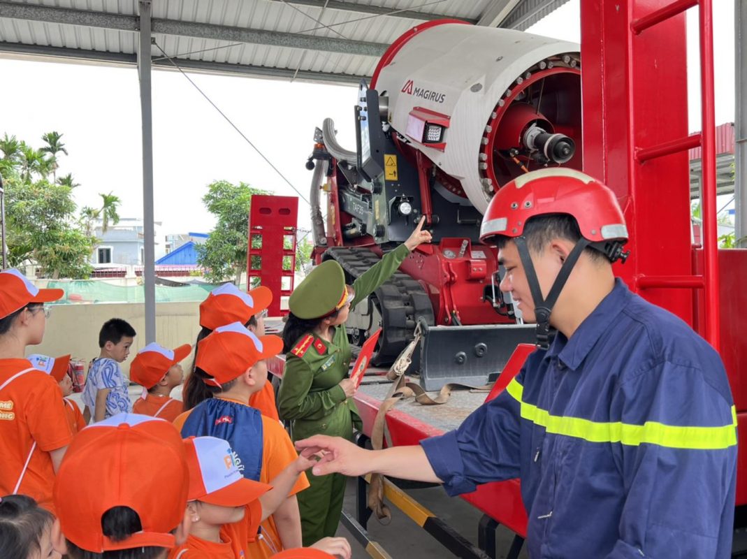 Hoạt động ngoại khóa tham quan sở cứu hỏa