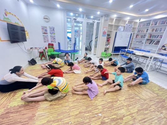 Bài khởi động trong lớp múa nghệ thuật Summer Camp 2025