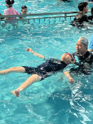 Học bơi trong bể nước khoảng mặn Paradise Pool