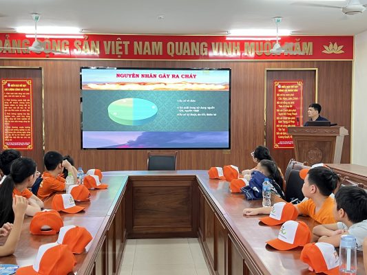 Tham quan, huấn luyện kỹ năng phòng cháy chữa cháy trong Summer Camp 2025